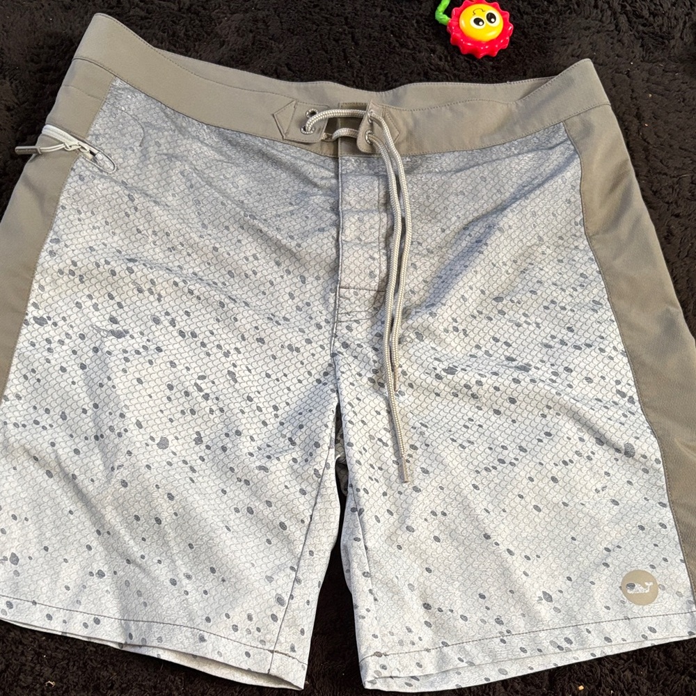 Vineyard Vines Men Light Gray Patterned Board Shorts Size 34